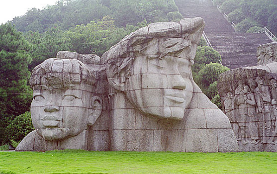 广西桂林兴安县湘江烈士纪念碑园的英雄人物缩影石雕像