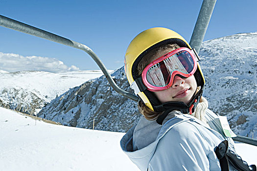 少女,滑雪缆车,戴着,护目镜,头盔,看镜头,头像