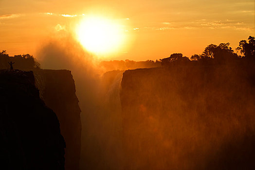 维多利亚瀑布,雾气,日落,津巴布韦,非洲