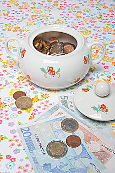 糖罐,欧元硬币,纸币,桌上