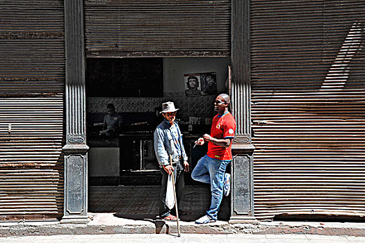加勒比,古巴,哈瓦那,哈瓦那旧城,两个男人,正面,杂货商