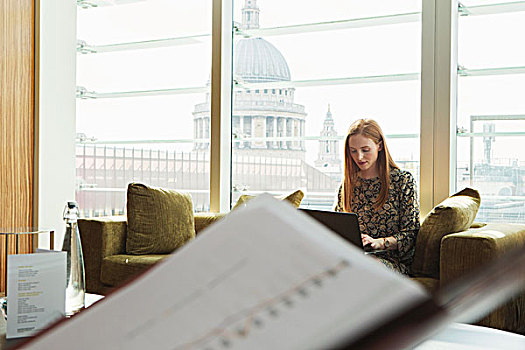 职业女性,使用笔记本,办公室,沙发,伦敦,英国