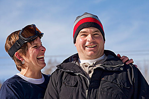 一个,男人,女人,笑,一起,戴着,无边帽,滑雪帽,赤鹿,艾伯塔省,加拿大