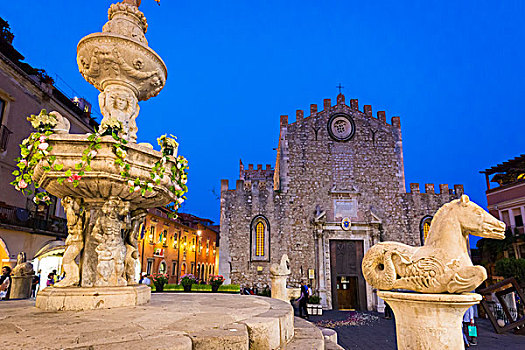 喷泉,正面,中央教堂,陶尔米纳,广场,西西里,意大利