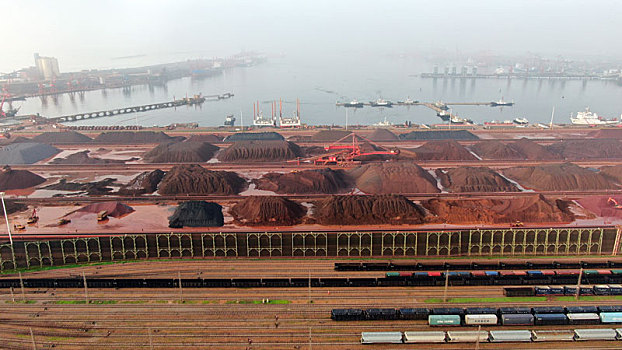 山东省日照市,航拍晨曦里的港口,运输生产繁忙有序