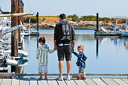 父亲,两个,儿子,站立,码头,看,水,不列颠哥伦比亚省,加拿大