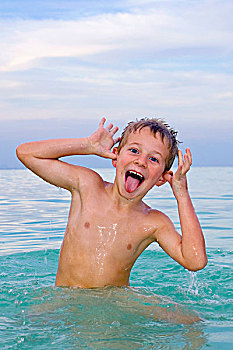 男孩,6岁,游泳,海中,玩耍