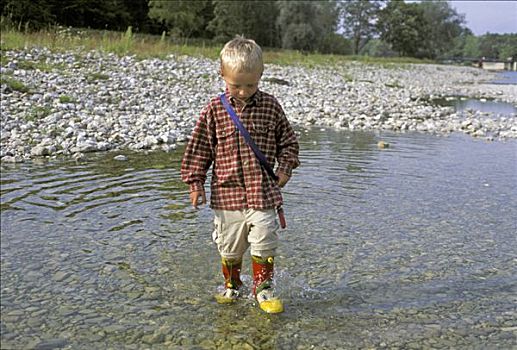 小男孩,走,胶靴,水,伊萨尔河,慕尼黑,德国