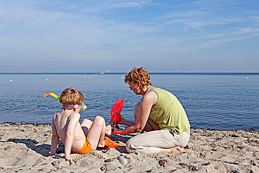 母亲,帮助,儿子,放,鳍足,海滩,梅克伦堡前波莫瑞州,德国,欧洲