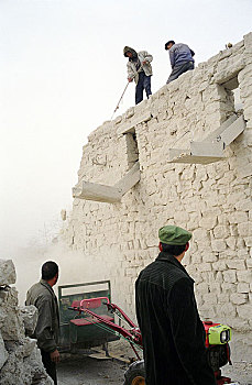 河南洛阳市伊川县高山乡的一个采石场,犹豫粉尘很大,他们都带着简单的防护在工作