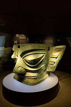 四川广汉三星堆博物馆青铜面具,商代晚期,1986年三星堆二号祭祀坑出土