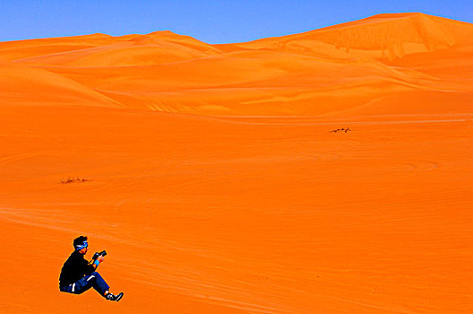 坐,女人,沙漠,沙子,相机,手,奥巴里,海洋,撒哈拉沙漠,利比亚,非洲