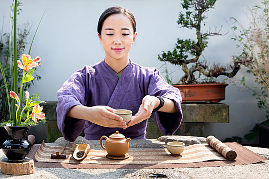 女茶艺师做茶道