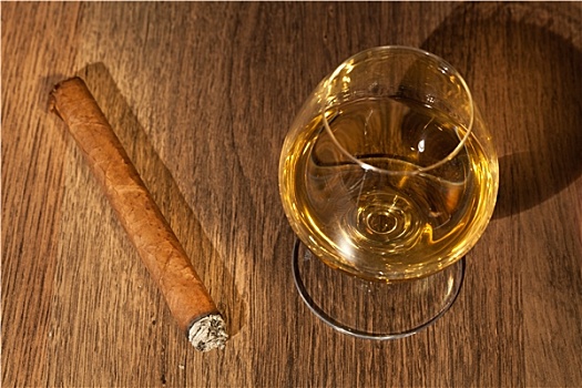 威士忌,雪茄
