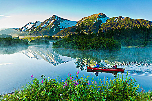 两个人,独木舟,一前一后,湖,楚加奇山,背景,楚加奇国家森林,阿拉斯加,夏天