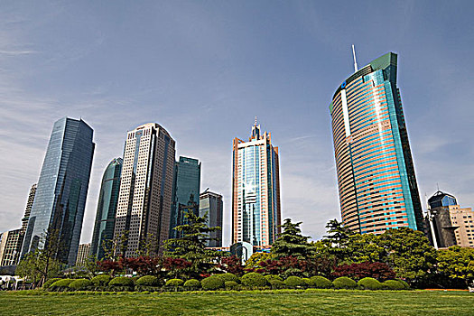 上海浦东陆家嘴的,陆家嘴中心绿地,及周边的现代建筑