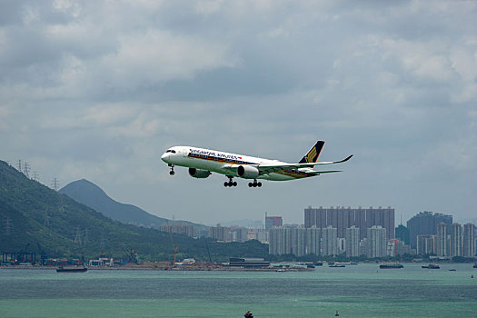 一架新加坡航空的客机正降落在香港国际机场