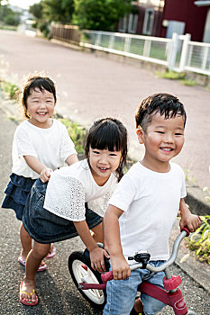 头像,两个,日本人,女孩,男孩,玩,街上,自行车,看镜头,微笑