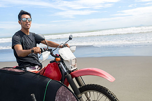 摩托车手,冲浪板,沙滩,菲律宾