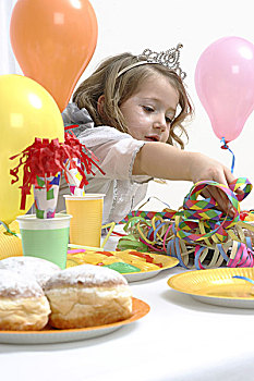 聚会,纸板,盘子,杯子,气球,女孩,掩饰,公主,头像,侧面,序列,儿童,孩子,球,生日,装饰,彩带,甜甜圈,装束