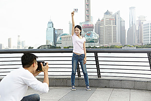 女性,游客,拿着,照相,姿势,男朋友,一次成像照相机,外滩,上海,中国