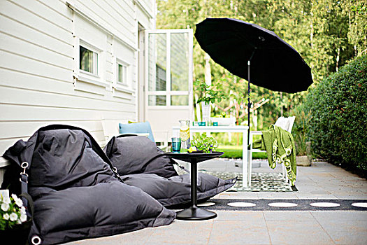 黑色,豆袋椅,边桌,正面,桌子,伞,平台,晴朗,花园