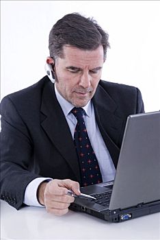 商务人士,50多岁,工作,笔记本电脑,蓝牙