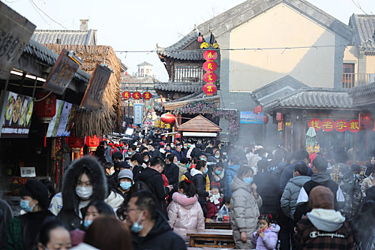 山东省日照市,特色虎年吉祥物呆萌可爱,市民逛街购物套圈休闲尽享欢乐春节