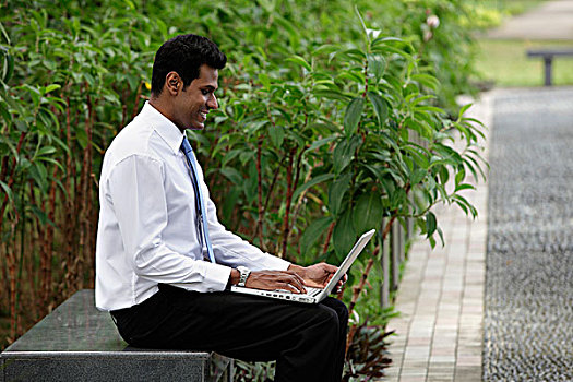 印度,男人,坐,户外,工作,笔记本电脑,植物,背景