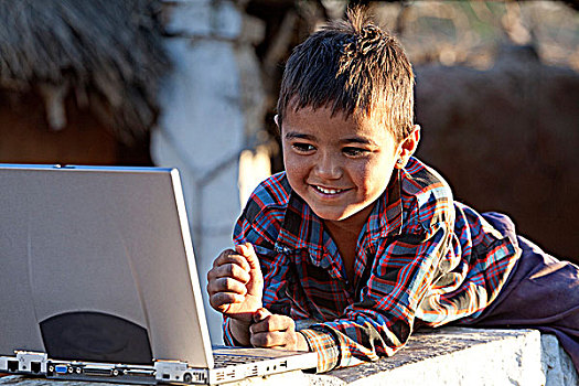印度,拉贾斯坦邦,乡村,男孩,使用笔记本