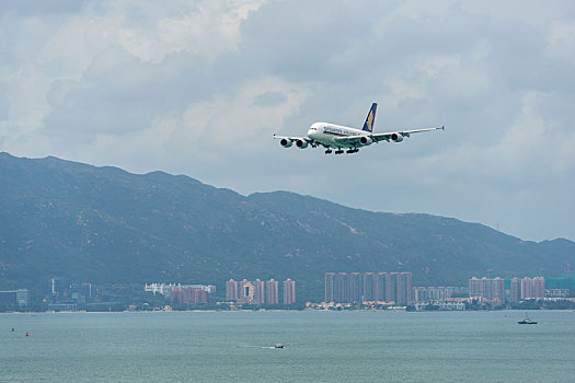 一架新加坡航空的空客a380客机正降落在香港国际机场