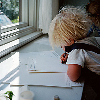 男孩,坐,窗边,窗台,绘画