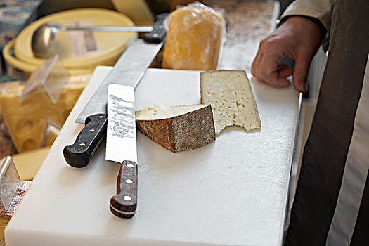 店主,切割,新鲜的,楔,法国山羊奶酪,工匠奶酪店,随着,刀,在切板,巴黎,法国