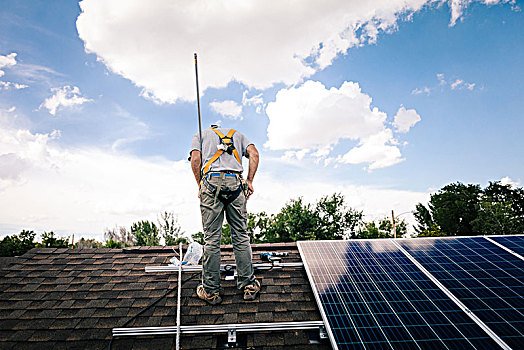 工人,安装,太阳能电池板,房顶,房子,后视图