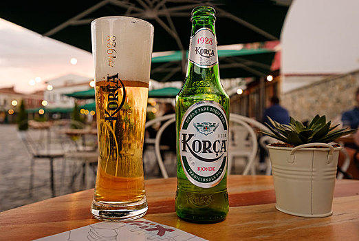 啤酒杯,啤酒瓶,桌上,啤酒,阿尔巴尼亚,欧洲