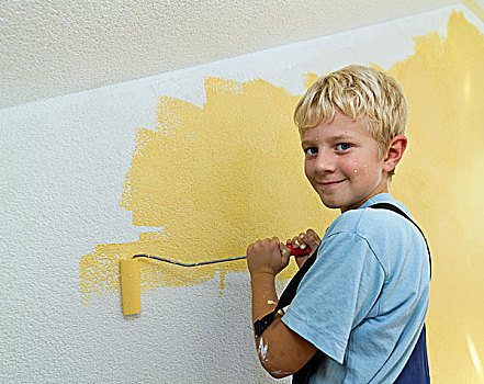 男孩,8岁,上油漆,墙壁