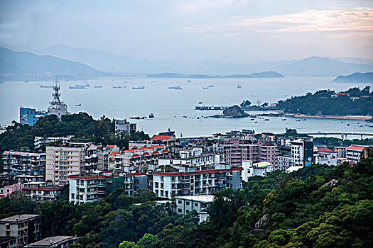 福建厦门南普陀寺院后山五老峰上眺望厦门市容