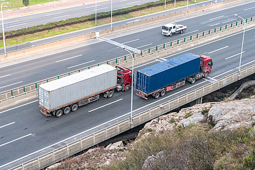 公路上行驶中的卡车