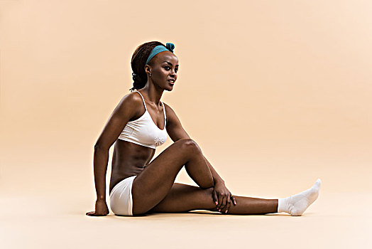 头像,年轻,非洲女人,伸展训练,米色背景