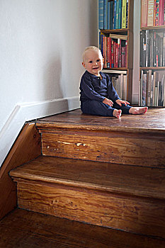 女婴,坐,木质,楼梯
