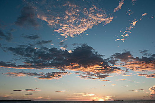 阳光,云,特克斯和凯科斯群岛