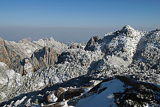 黄山雪后的山峰