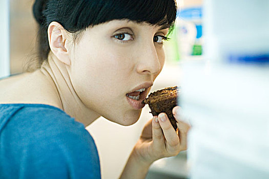 女人,吃,巧克力块,蛋糕,扭头,看镜头