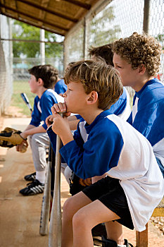 侧面视角,少年棒球联赛,棒球队,等待,球棒