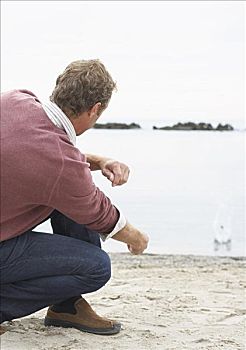 男人,投掷,石头,海滩,森尼赛德公园,多伦多,安大略省,加拿大