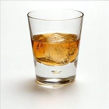 威士忌酒,冰块,玻璃杯