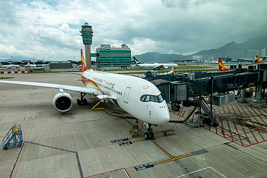 一架香港航空的客机停靠在香港国际机场空桥旁