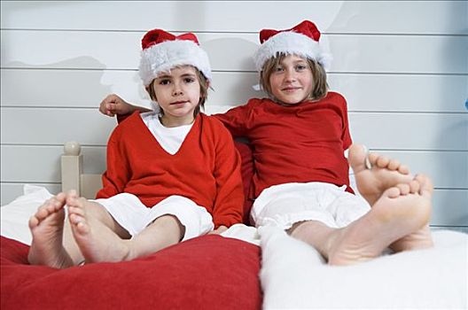 两个男孩,床,伪装,圣诞老人