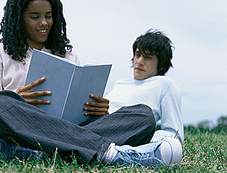 少妇,坐,草,读,书本,男青年,靠着,肘,后面