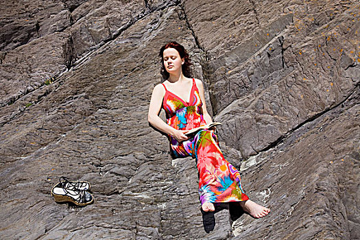 女人,放松,岩石上,海滩,凯瑞郡,爱尔兰